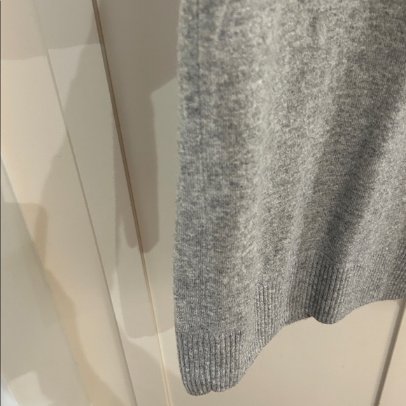 Vince Gray 100% cashmere Crewneck women’s Sweater size small - Picture 6 of 6